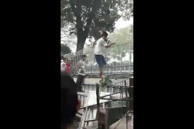 Nữ công nhân ném đá cảnh sát cơ động