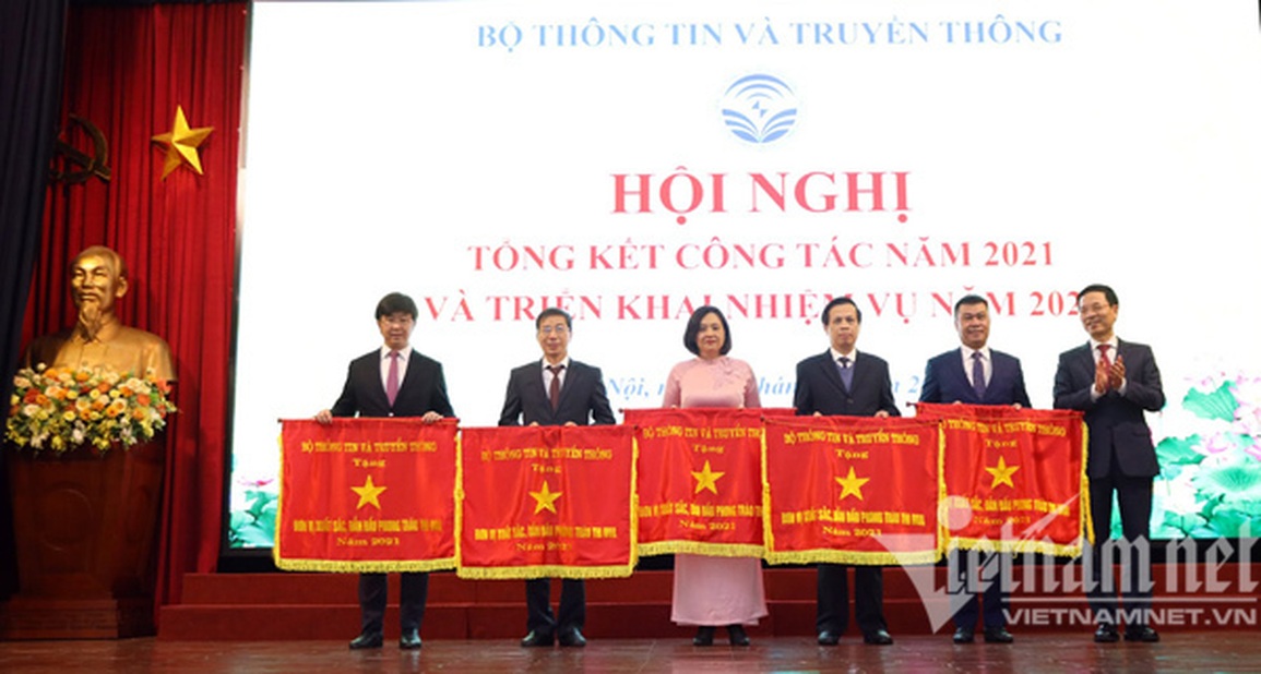 Nguyên Thứ trưởng Bộ TTTT Hoàng Vĩnh Bảo nhận HCLĐ hạng Nhất - 4 Nguyên Thứ trưởng Bộ TTTT Hoàng Vĩnh Bảo nhận HCLĐ hạng Nhất - 4