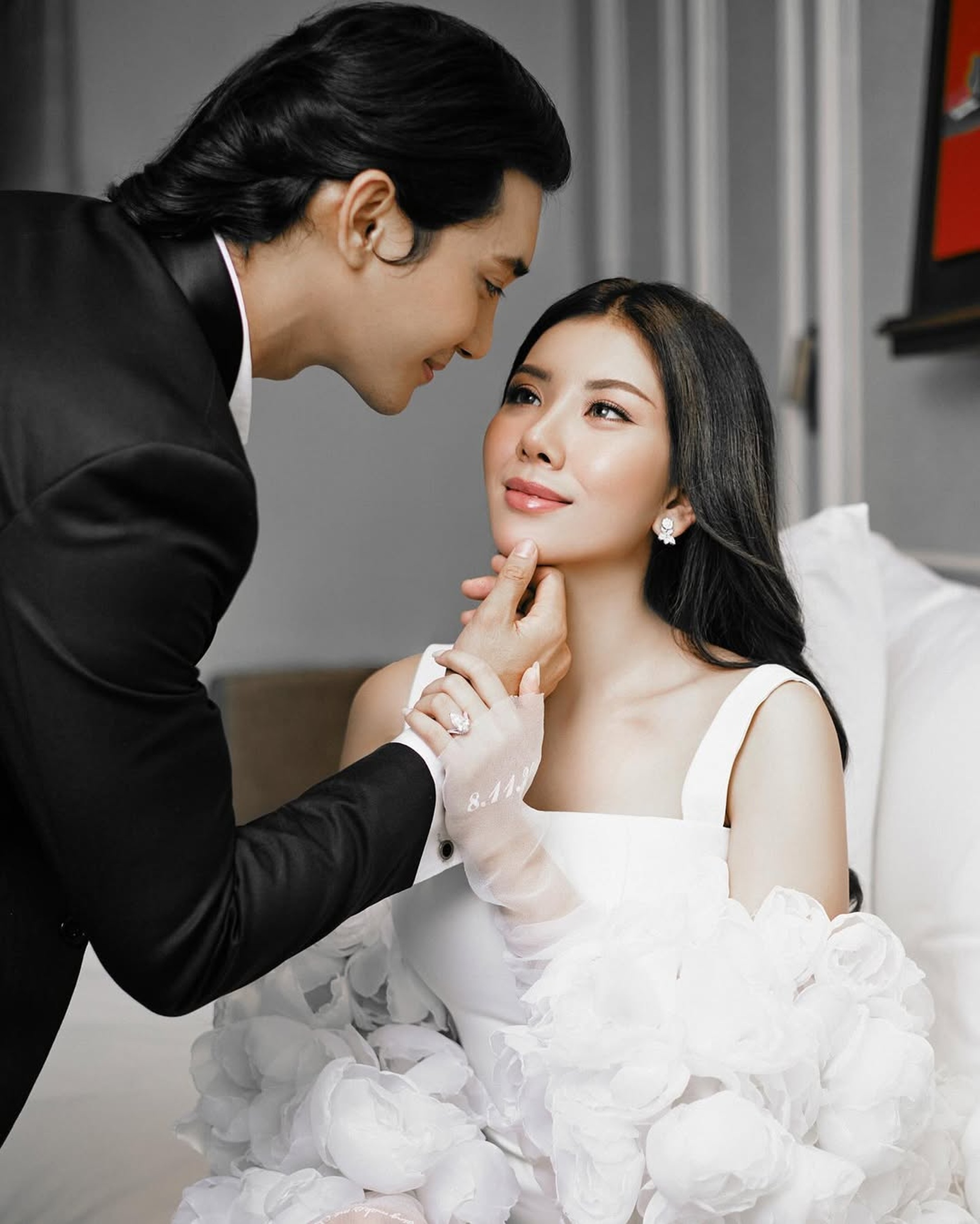 Người đàn ông đẹp trai nhất thế giới năm 2021 vừa cưới vợ - 4