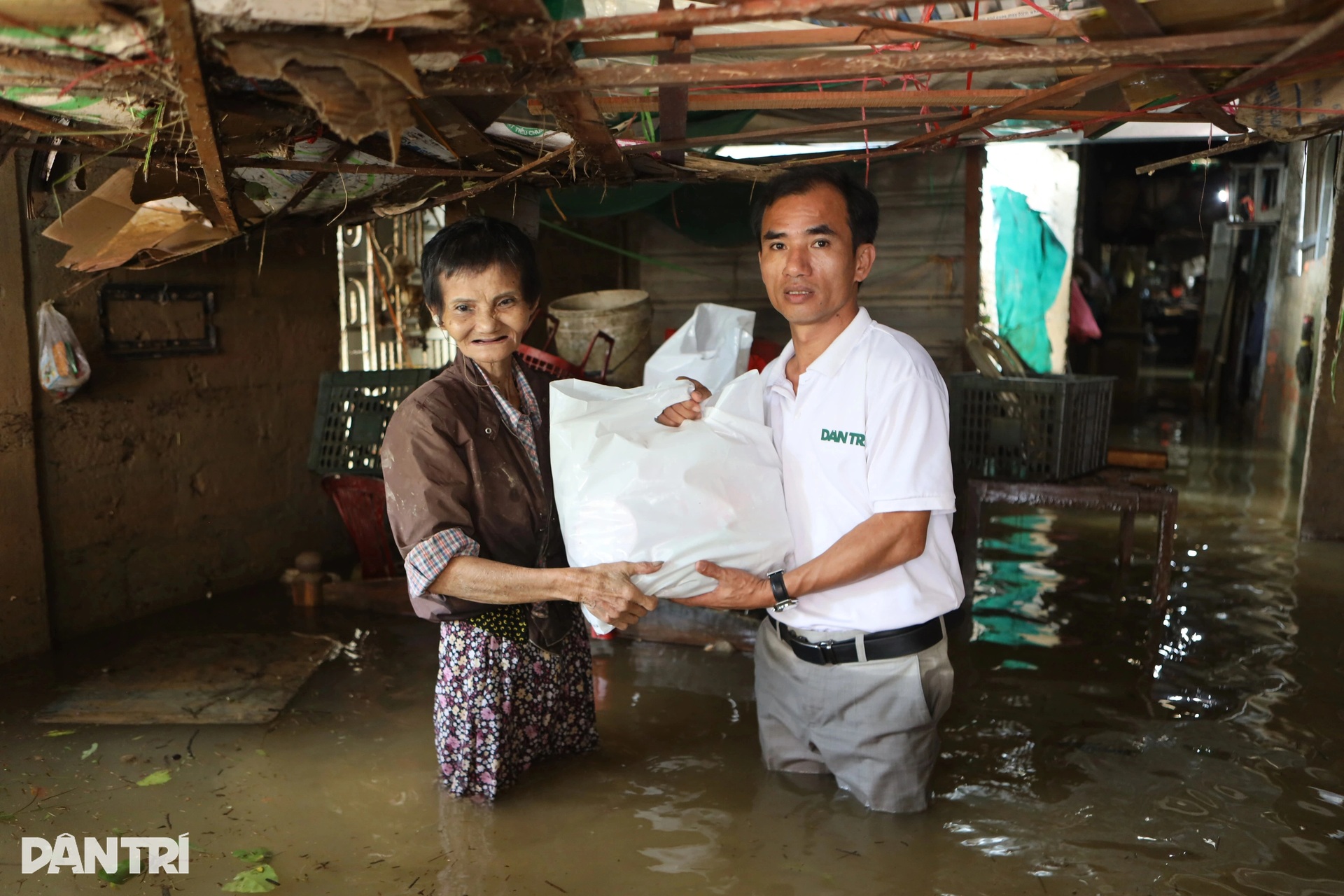 Báo Dân trí ngày đêm mang túi an sinh đến với cư dân vùng lũ ở ngã ba sông - 4 Báo Dân trí ngày đêm mang túi an sinh đến với cư dân vùng lũ ở ngã ba sông - 4