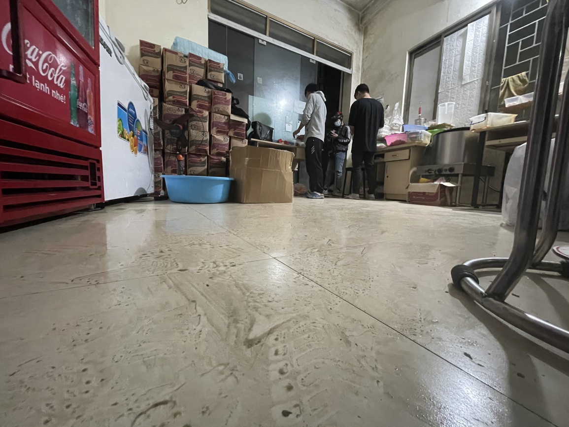 Người Hà Nội vật lộn với thời tiết nồm ẩm, sàn nhà đổ mồ hôi - 3 Người Hà Nội vật lộn với thời tiết nồm ẩm, sàn nhà đổ mồ hôi - 3