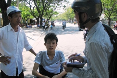 Bị tai nạn gãy chân, vẫn quyết tâm đi thi ĐH