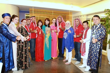 Mai Thu Huyền khoe áo dài với bạn bè quốc tế