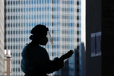 Trưởng đặc khu Hong Kong cảnh báo hệ thống y tế có thể "sụp đổ" vì Covid-19