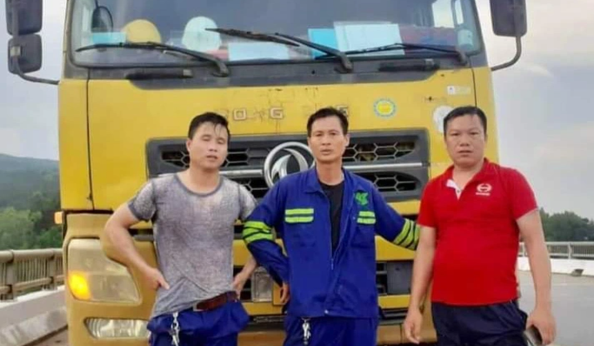 Vụ cứu 3 mẹ con dưới hồ nước sâu: Chúng tôi không phải người hùng - 1 Vụ cứu 3 mẹ con dưới hồ nước sâu: Chúng tôi không phải người hùng - 1