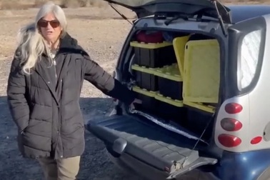 Người phụ nữ sống trong một chiếc xe mini thay cho nhà