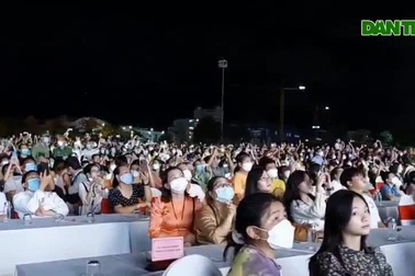 Dòng người nô nức đi xem bắn pháo hoa, đường phố Quy Nhơn kẹt cứng