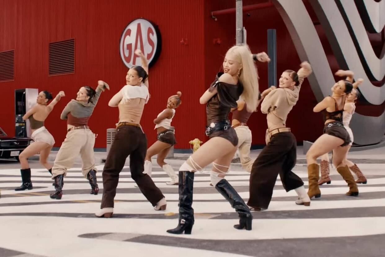 Jennie'nin 60 milyon izlenme alan MV'sinin Kore televizyonlarından yasaklanmasının nedeni - 2 Lý do MV 60 triệu lượt xem của Jennie bị cấm sóng trên truyền hình Hàn Quốc - 2