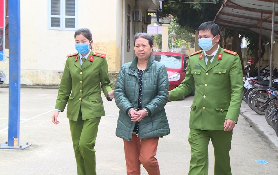 Bắt nữ quái tín dụng đen cho vay lãi suất 5 nghìn đồng/triệu/ngày - 1 Bắt nữ quái tín dụng đen cho vay lãi suất 5 nghìn đồng/triệu/ngày - 1