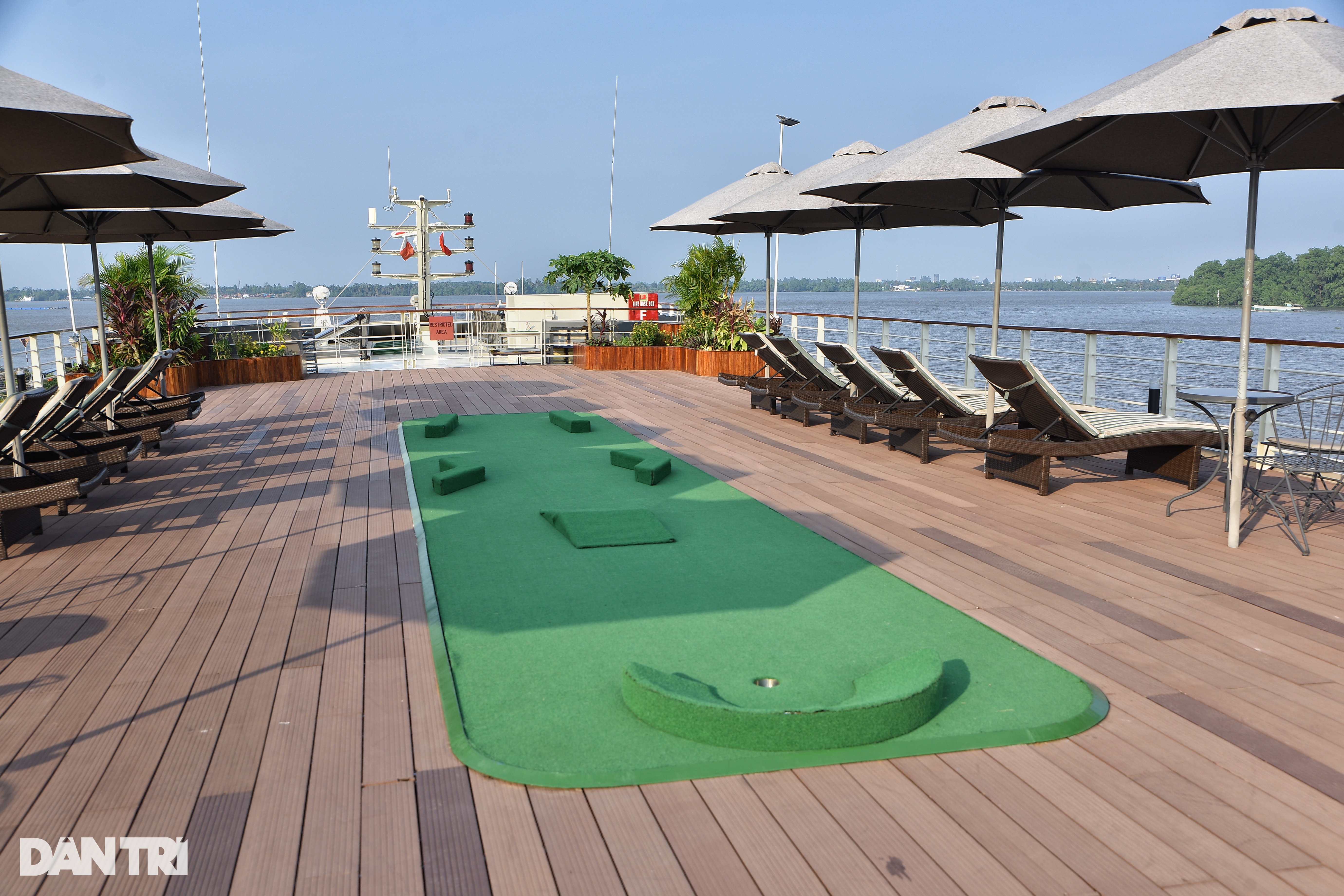 View - Cận cảnh du thuyền triệu đô trên sông Mekong: Có sân golf, rạp phim | Báo Dân trí