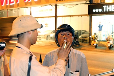 Người vi phạm giao thông phải trả chi phí xét nghiệm nồng độ cồn