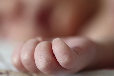 Vừa sinh con trai, bà mẹ lại đẻ sinh đôi sau... 1 tháng