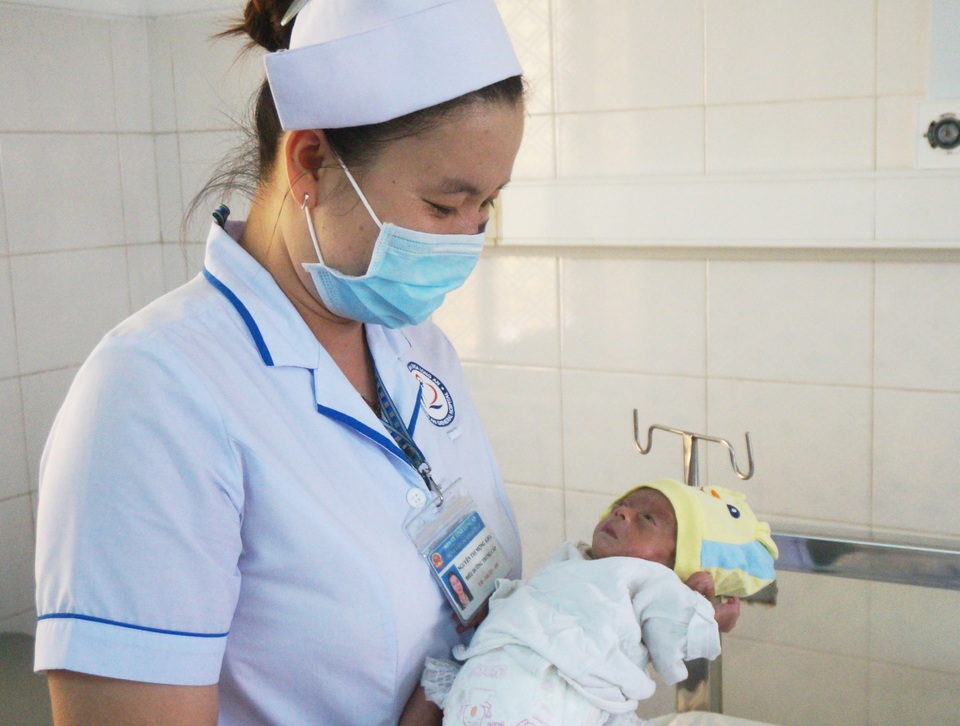 Tìm người nhận nuôi bé gái sinh non bị bỏ rơi tại bệnh viện - 1 Tìm người nhận nuôi bé gái sinh non bị bỏ rơi tại bệnh viện - 1