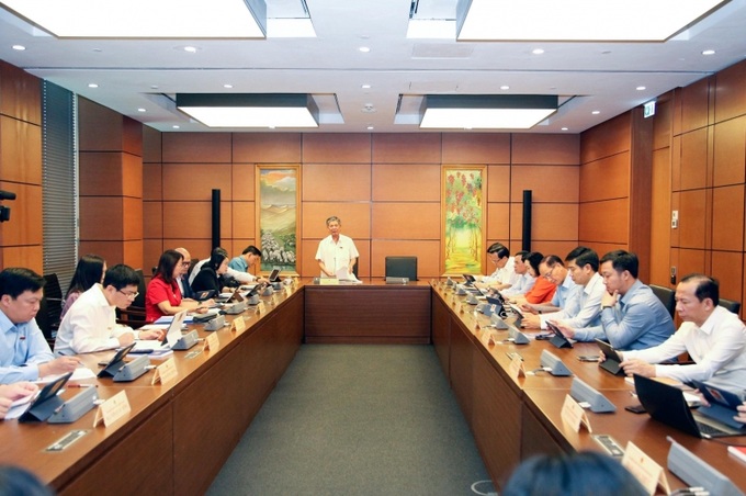 Đại biểu Quốc hội thảo luận tại tổ Dự án Luật BHXH (sửa đổi) (Ảnh: Mạnh Dũng)