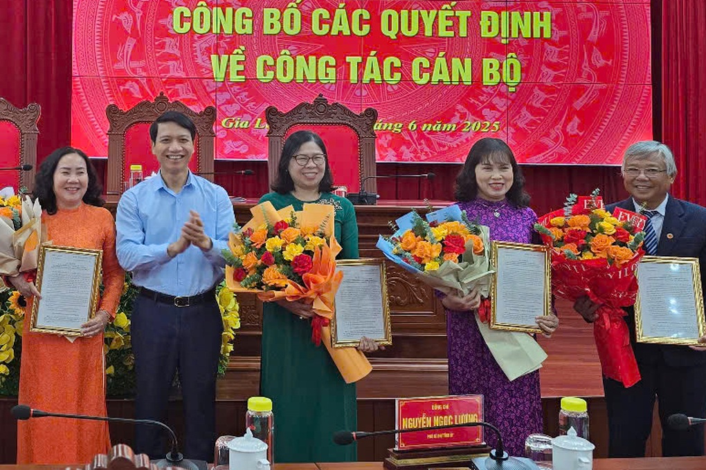 Nhiều tỉnh ủy viên, giám đốc sở nghỉ hưu trước ngày sáp nhập tỉnh - 2 Nhiều tỉnh ủy viên, giám đốc sở nghỉ hưu trước ngày sáp nhập tỉnh - 2
