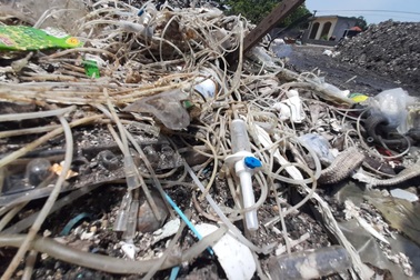 Ngổn ngang rác thải y tế trong bãi rác dân sinh