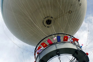 Khinh khí cầu triệu đô tại biển Nha Trang bị mưa giông xé toạc