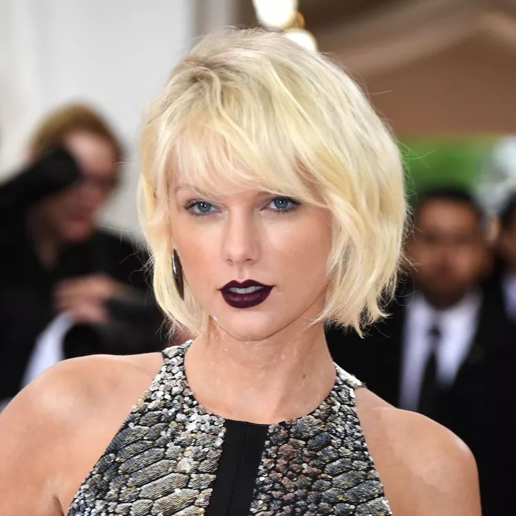 Taylor Swift cân mọi kiểu tóc từ tẩy màu sáng, uốn xoăn đến ép thẳng - 8 Taylor Swift cân mọi kiểu tóc từ tẩy màu sáng, uốn xoăn đến ép thẳng - 8