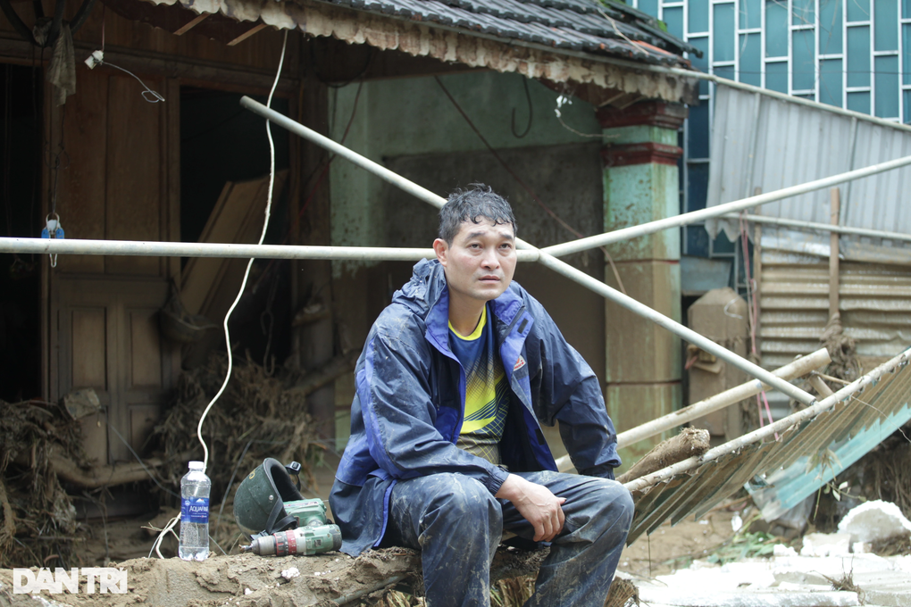 Trở về nhà sau lũ, người dân gạt nước mắt cào bùn đất tìm tài sản - 4 Trở về nhà sau lũ, người dân gạt nước mắt cào bùn đất tìm tài sản - 4
