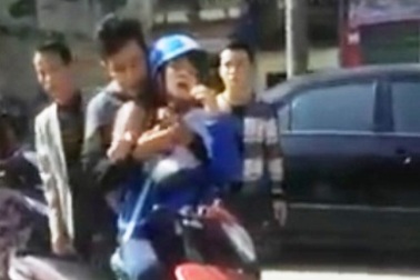 Nam thanh niên kề dao vào cổ khống chế nữ sinh