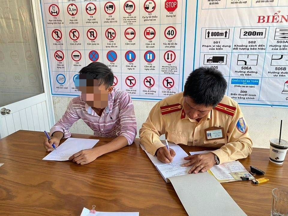 Phạt 17 triệu, tước bằng lái tài xế  taxi chạy ngược chiều trên cao tốc - 2 Phạt 17 triệu, tước bằng lái tài xế  taxi chạy ngược chiều trên cao tốc - 2