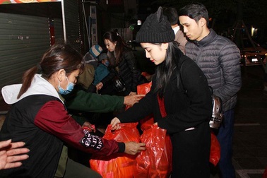 Bạn trẻ dành cả đêm trắng mang áo ấm, quà Tết đến với người vô gia cư