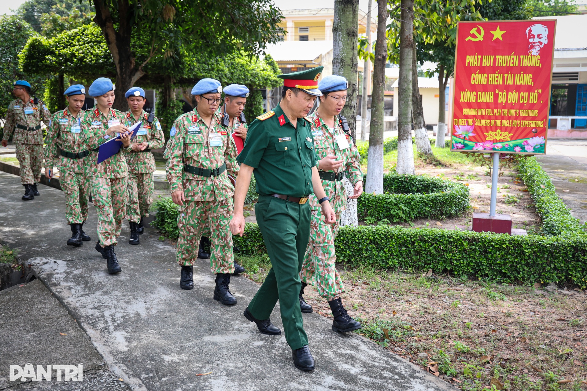 أطباء مستشفى ميداني في فيتنام يمارسون العلاج الطارئ لضحايا الألغام - 2 Bác sĩ bệnh viện dã chiến Việt Nam diễn tập cấp cứu nạn nhân đạp mìn - 2