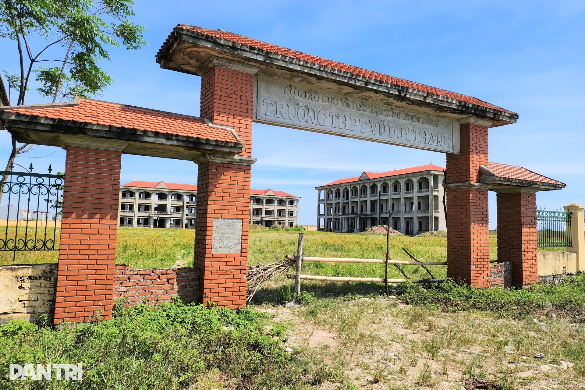 Dự án trường học đắp chiếu 10 năm giữa đồng - 4 Dự án trường học đắp chiếu 10 năm giữa đồng - 4