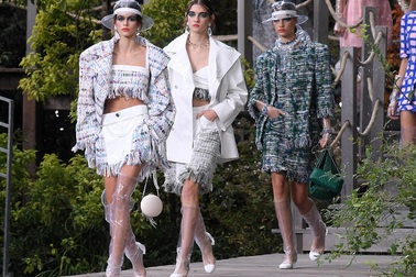 Chanel lăng xê chất liệu nhựa tại tuần lễ thời trang Paris