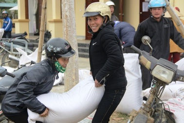 Bà con vùng biên háo hức đi nhận gạo cứu đói dịp Tết