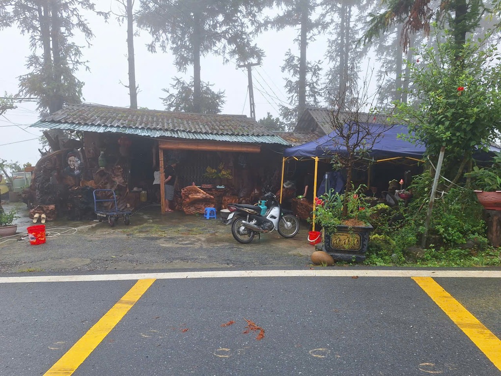 Đoàn khách Đài Loan mắc kẹt vì sạt lở, người dân Lào Cai đãi ăn miễn phí - 1 Đoàn khách Đài Loan mắc kẹt vì sạt lở, người dân Lào Cai đãi ăn miễn phí - 1