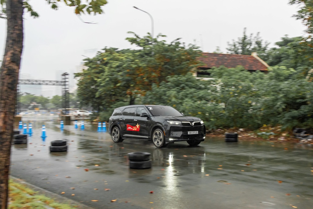 VinFast VF 9 chinh phục khách hàng Hà Nội qua loạt bài lái thử đầy cảm xúc - 3 VinFast VF 9 chinh phục khách hàng Hà Nội qua loạt bài lái thử đầy cảm xúc - 3