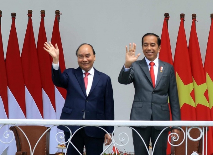 Chủ tịch nước Nguyễn Xuân Phúc và Tổng thống Indonesia Joko Widodo tại lễ đón.
