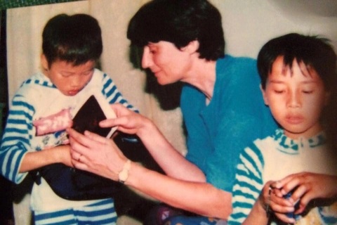 Người mẹ tại Việt Nam tìm 2 con trai ở Pháp để bàn giao đất đai, tài sản