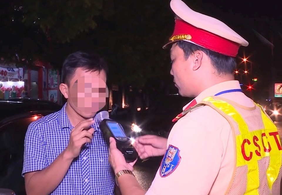 Thổi test nồng độ cồn, tài xế bị phát hiện dùng ma túy... 5 ngày trước - 1 Thổi test nồng độ cồn, tài xế bị phát hiện dùng ma túy... 5 ngày trước - 1