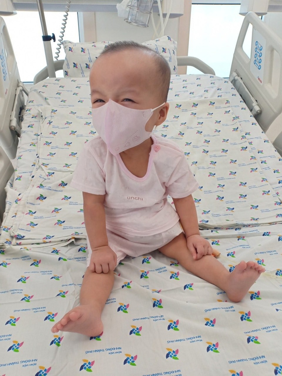 Trúc Nhi-Diệu Nhi được tháo nẹp hoàn toàn, tạo dáng với khẩu trang - 3 Trúc Nhi-Diệu Nhi được tháo nẹp hoàn toàn, tạo dáng với khẩu trang - 3