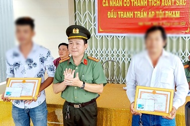 Khen thưởng hai cha con chặn được cụ ông 75 tuổi chém "vợ hờ"