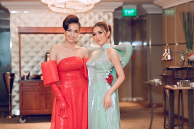 Hóa quý cô cổ điển, Ngọc Châu đẹp kiêu sa trình diễn thời trang