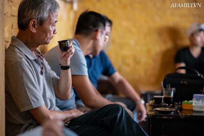 Quán cà phê vỉa hè vừa bé vừa cũ kỹ nhất Hà Nội, tồn tại gần thế kỷ qua 4 thế hệ vẫn đông khách vô cùng, 1 ngày bán cả nghìn cốc - Ảnh 19. Quán cà phê vỉa hè vừa bé vừa cũ kỹ nhất Hà Nội, tồn tại gần thế kỷ qua 4 thế hệ vẫn đông khách vô cùng, 1 ngày bán cả nghìn cốc - Ảnh 19.