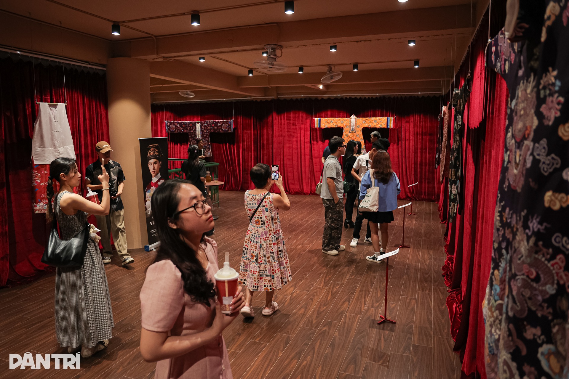 Tái hiện công phu Việt phục triều Nguyễn từ di sản gốc - 1