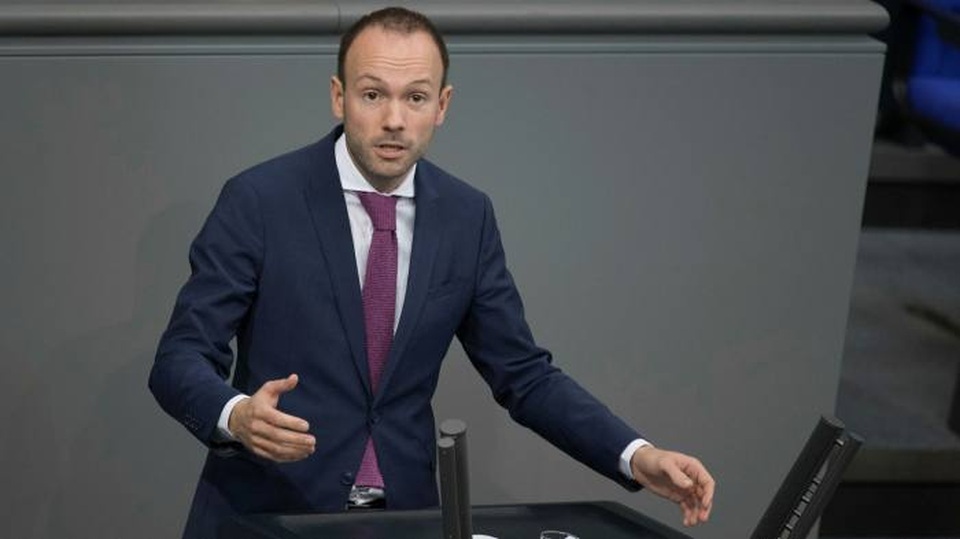 Nghị sĩ Đức mất chức vì bê bối mua bán khẩu trang Trung Quốc - 1