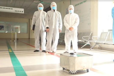 Thử nghiệm robot lau sàn khử khuẩn phòng bệnh ở Bệnh viện Nhiệt đới