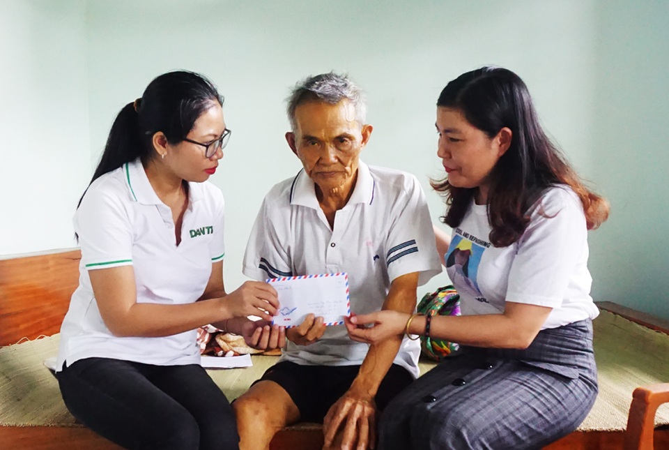 Những người vợ liệt sĩ rưng rưng xúc động nhận quà giúp đỡ của báo Dân trí - 6 Những người vợ liệt sĩ rưng rưng xúc động nhận quà giúp đỡ của báo Dân trí - 6