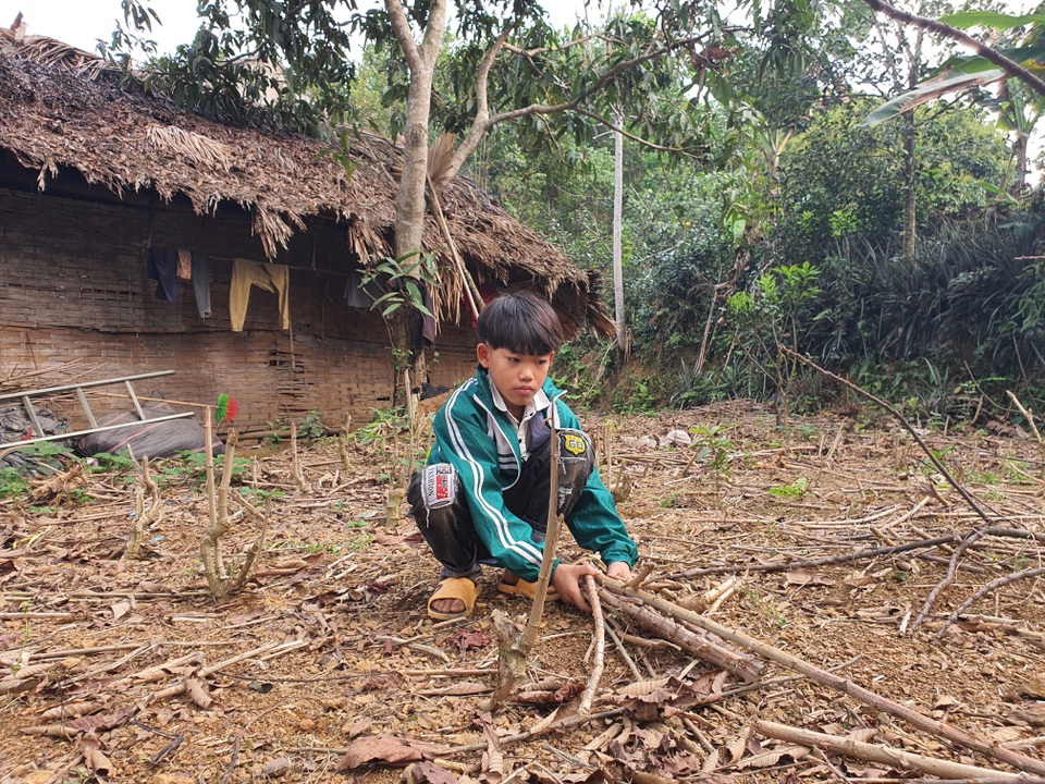 Nhói lòng cảnh cậu bé 13 tuổi đốt lửa sưởi ấm cho bố nằm liệt ngày đầu xuân - 5 Nhói lòng cảnh cậu bé 13 tuổi đốt lửa sưởi ấm cho bố nằm liệt ngày đầu xuân - 5