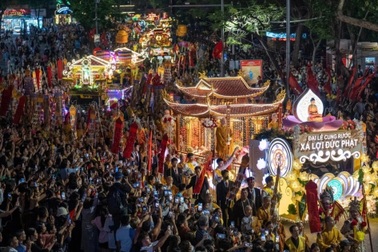 Hàng chục nghìn người cung rước xá lợi Đức Phật trên đường phố Hà Nội