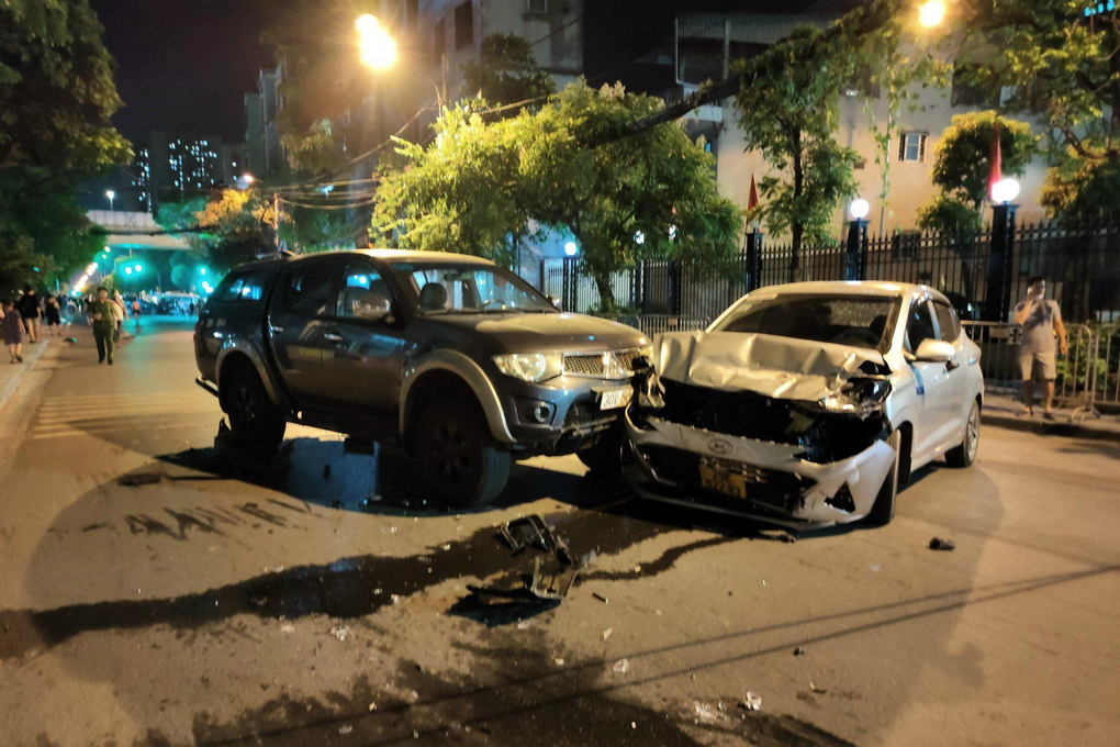 Va chạm giữa 4 ô tô và nhiều xe máy ở Hà Nội: Tài xế xe Santafe gây tai nạn - 3 Va chạm giữa 4 ô tô và nhiều xe máy ở Hà Nội: Tài xế xe Santafe gây tai nạn - 3