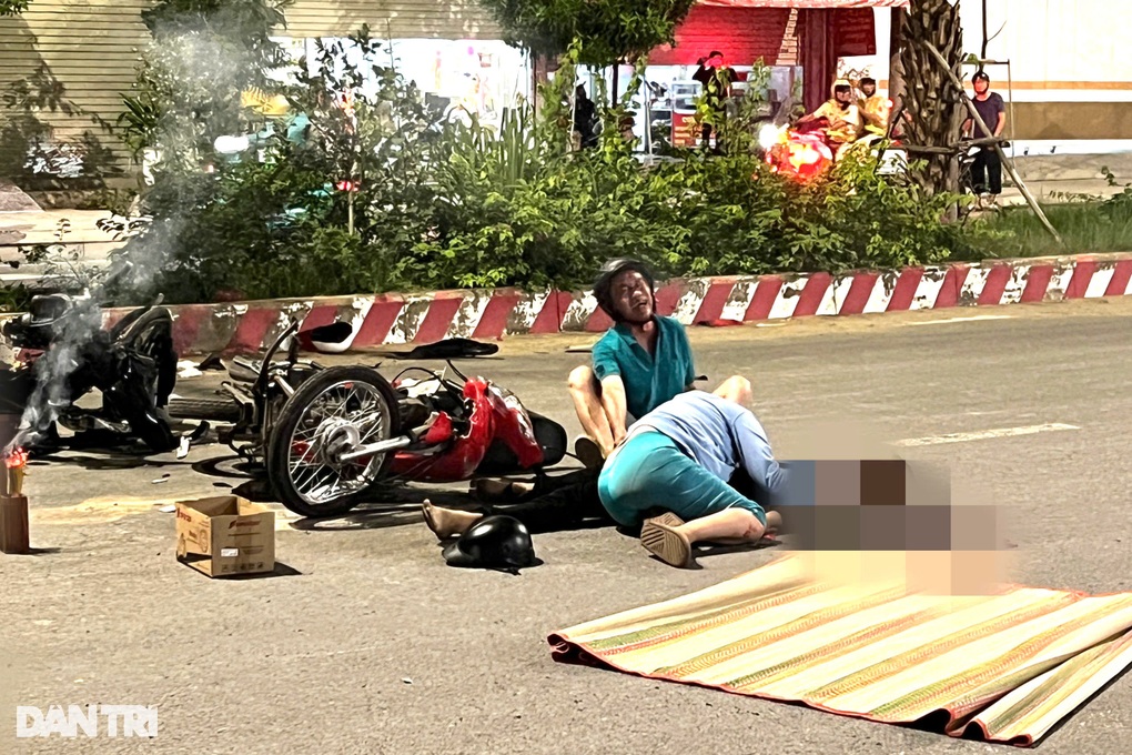 Cha mẹ ôm thi thể con trai gào khóc sau vụ tai nạn ở Bình Dương - 1 Cha mẹ ôm thi thể con trai gào khóc sau vụ tai nạn ở Bình Dương