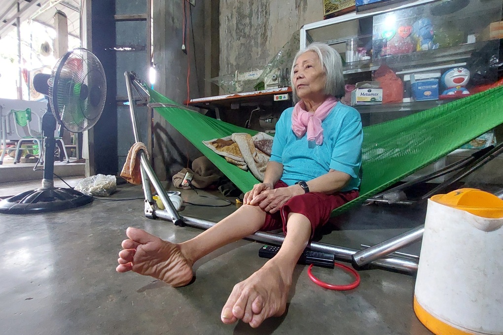 Cám cảnh cuộc sống của bà lão 74 tuổi bại liệt trong căn nhà xập xệ - 1 Cám cảnh cuộc sống của bà lão 74 tuổi bại liệt trong căn nhà xập xệ - 1