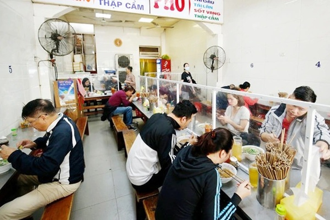 Hà Nội: Quận Tây Hồ nới lỏng nhiều hoạt động, quán được bán ăn uống tại chỗ - 1 Hà Nội: Quận Tây Hồ nới lỏng nhiều hoạt động, quán được bán ăn uống tại chỗ - 1