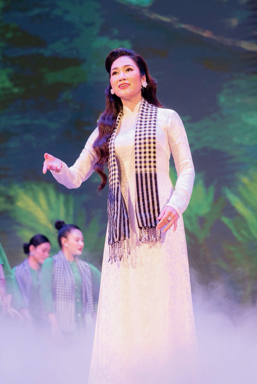 Như Huỳnh tiết lộ hạnh phúc nhân đôi khi được vinh danh nghệ sĩ tiêu biểu - 2 Như Huỳnh tiết lộ hạnh phúc nhân đôi khi được vinh danh nghệ sĩ tiêu biểu - 2